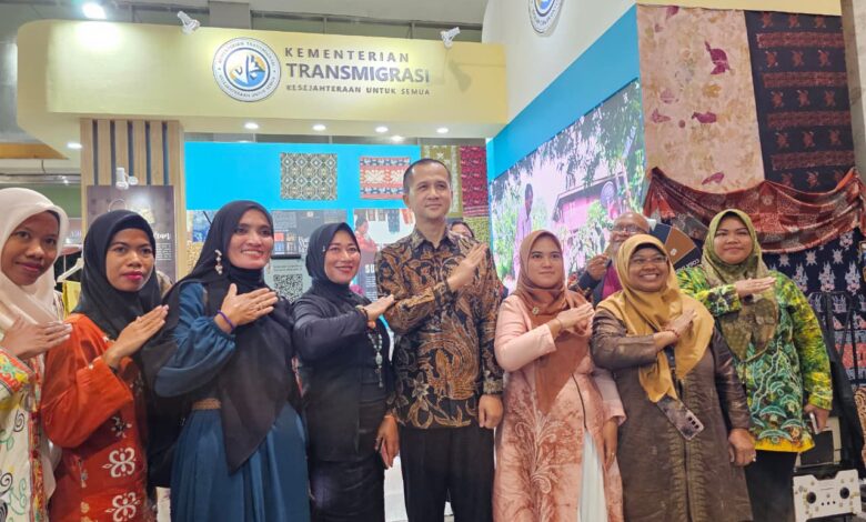 Menteri Transmigrasi, Iftitah Sulaiman saat foto bersama para pegiat seni batik dari kawasan transmigrasi yang ikut serta dalam pameran Inacraft 2026, Sumber: Istimewa