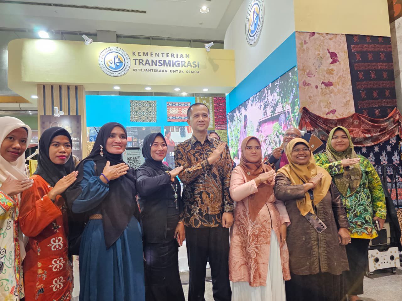 Menteri Transmigrasi, Iftitah Sulaiman saat foto bersama para pegiat seni batik dari kawasan transmigrasi yang ikut serta dalam pameran Inacraft 2026, Sumber: Istimewa