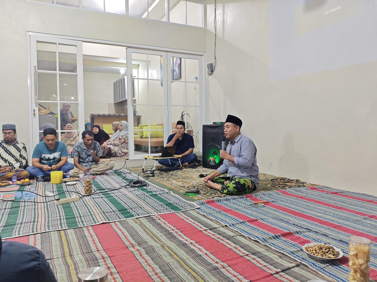 Tuan rumah kegiatan halal bihalal kader dan Alumni PC PMII Jember, Ach. Faidy Suja'i. Sumber: Dok pribadi.