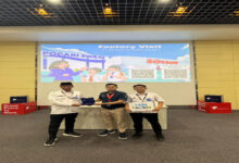 Penyerahan Cinderamata Kepala SPPG Geger Turi Lamongan, Ahmad ArifFathoni kepada Perwakilan Perusahaan PT Amerta Indah Otsuka. Dok: SPPG Geger, Turi, Lamongan.