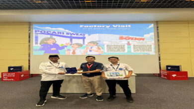 SPPG Geger Lakukan Studi Banding Penyerahan Cinderamata Kepala SPPG Geger Turi Lamongan, Ahmad ArifFathoni kepada Perwakilan Perusahaan PT Amerta Indah Otsuka. Dok: SPPG Geger, Turi, Lamongan.