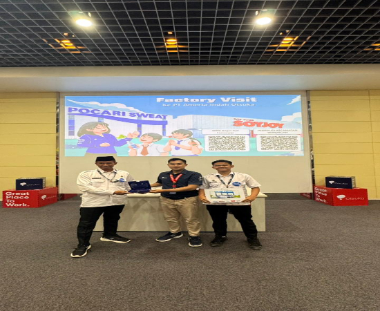 Penyerahan Cinderamata Kepala SPPG Geger Turi Lamongan, Ahmad ArifFathoni kepada Perwakilan Perusahaan PT Amerta Indah Otsuka. Dok: SPPG Geger, Turi, Lamongan.