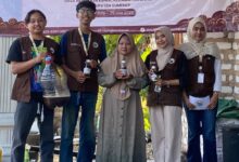 Mahasiswa KKN 48 Universitas Trunodjoyo Madura Edukasi Pengelolaan Limbah Air Tahu Menjadi Pupuk Organik Cair di Desa Aengbaja Kenek