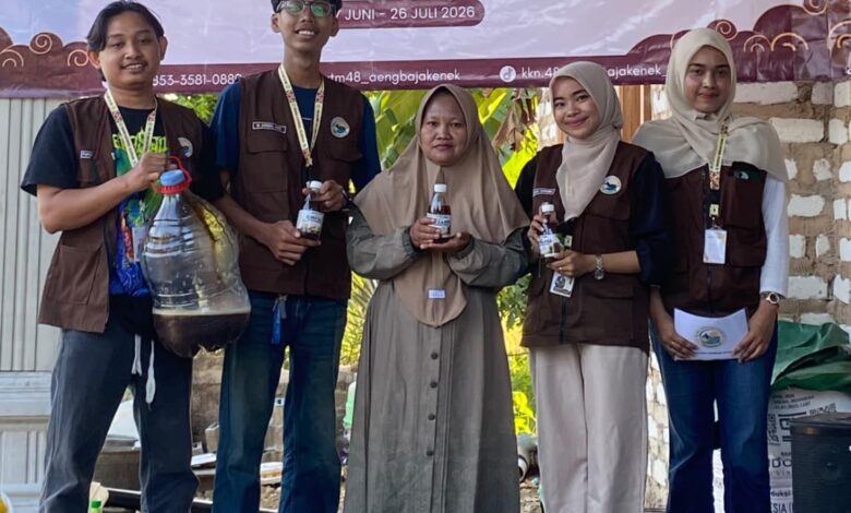 Mahasiswa KKN 48 Universitas Trunodjoyo Madura Edukasi Pengelolaan Limbah Air Tahu Menjadi Pupuk Organik Cair di Desa Aengbaja Kenek