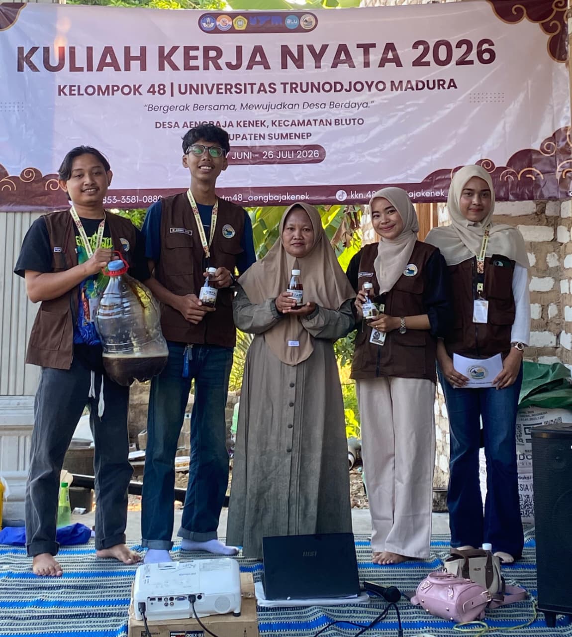 Mahasiswa KKN 48 Universitas Trunodjoyo Madura Edukasi Pengelolaan Limbah Air Tahu Menjadi Pupuk Organik Cair di Desa Aengbaja Kenek Mahasiswa KKN 48 Universitas Trunodjoyo Madura Edukasi Pengelolaan Limbah Air Tahu Menjadi Pupuk Organik Cair di Desa Aengbaja Kenek